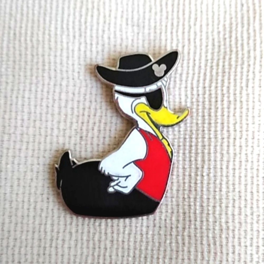 DISNEY HIDDEN MICKEY PIRATE DONALD PIN